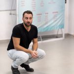 הכירו את אלעד רוט, שחקן ויוצר המוביל סדנאות אנטי-אלימות מרתקות לבני נוער ומבוגרים. גלו כיצד עבודתו משפיעה על מניעת אלימות בישראל.