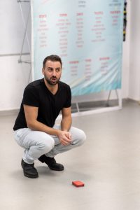 הכירו את אלעד רוט, שחקן ויוצר המוביל סדנאות אנטי-אלימות מרתקות לבני נוער ומבוגרים. גלו כיצד עבודתו משפיעה על מניעת אלימות בישראל.